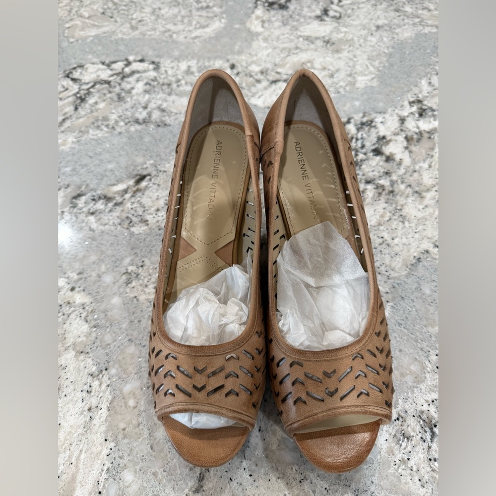 NIB Adrienne Vittadini Cernina Peep Toe Wedge Heels Size 8.5 Color Terca